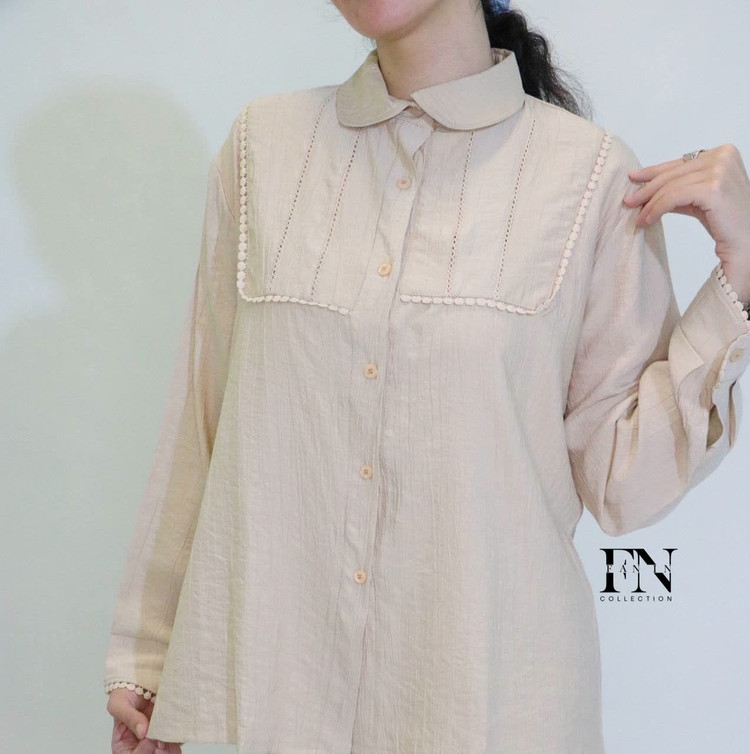 شومیز زنانه چروک گیپور مربع کرمی جلو دکمهدار با تنخور آزاد